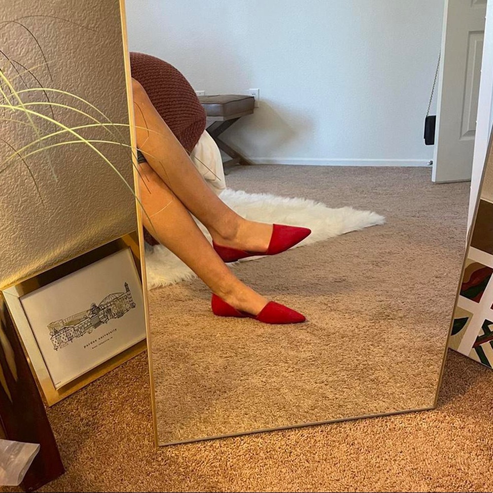 Bright red pointed toe flats, a sharp and chic look for work or going out!